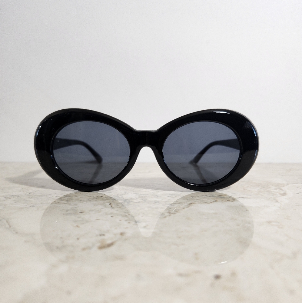 🆕️Black Oval Sunglasses with Retro Glossy Frames